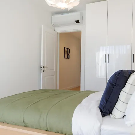 Apartment Sleek Flat 5 Min To Marina Cesme